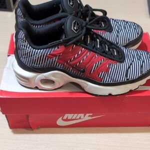 Nike Kids Striped Black and Red Sneakers